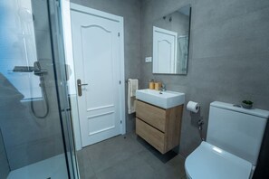 Douche, sèche-cheveux, serviettes fournies