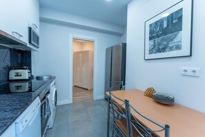 Kjøleskap, mikrobølgeovn, ovn og oppvaskmaskin