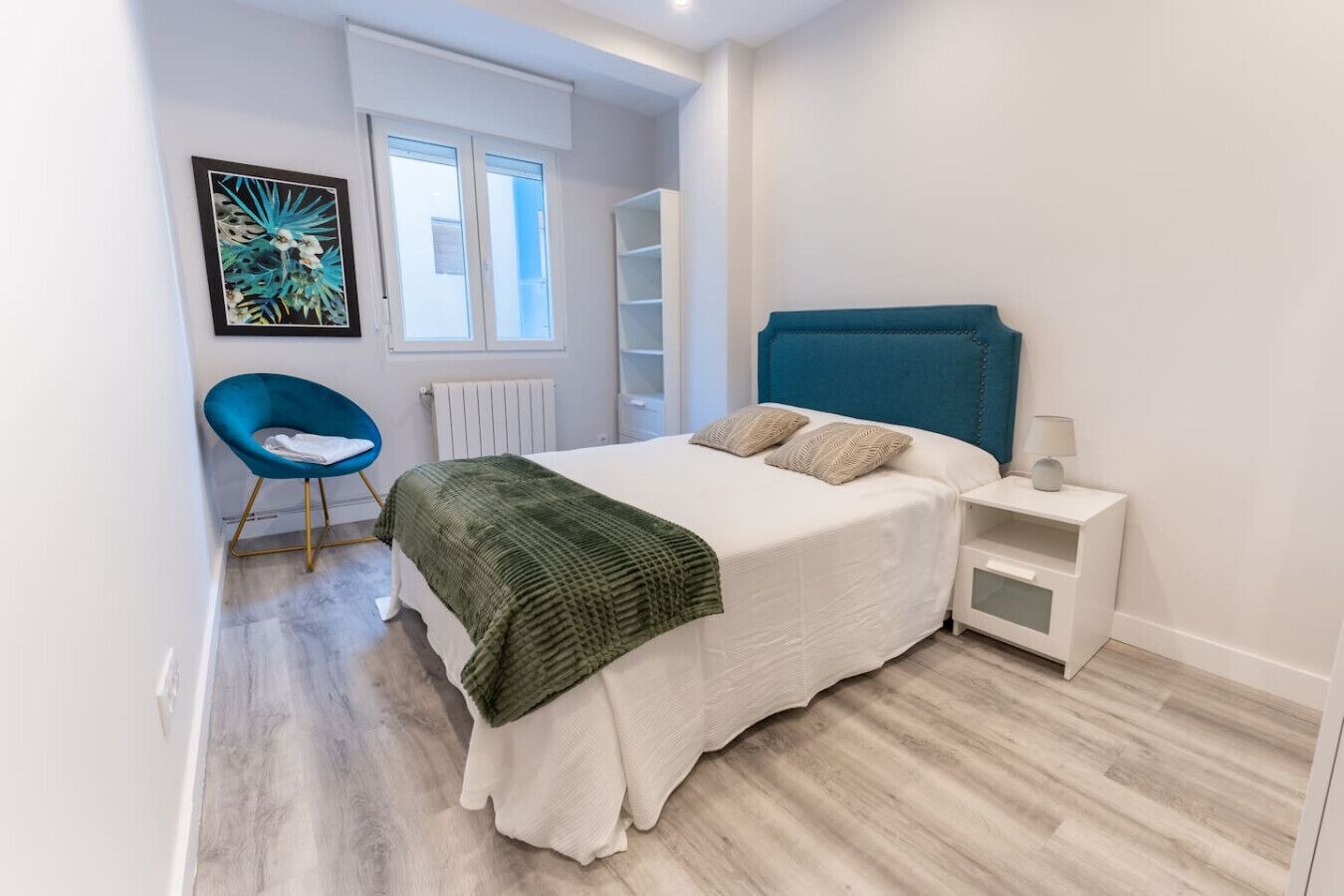 Tabla de planchar con plancha, wifi, ropa de cama