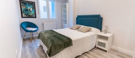 Tabla de planchar con plancha, wifi, ropa de cama