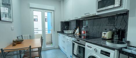 Refrigerador, microondas, horno y lavavajillas