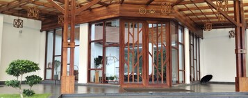 Um edifício moderno com interior em madeira e amplas janelas de vidro.