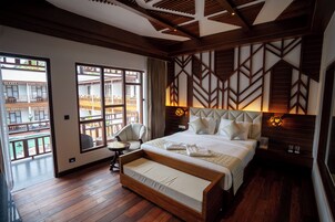 Edens Casa with Bathtub, Balcony with Pool View | In-room safe, laptop workspace, blackout drapes, soundproofing