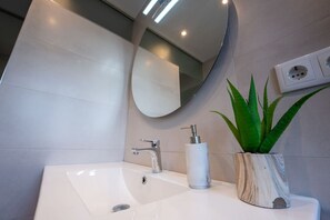 Dusj, hårføner og håndklær