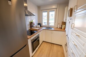 Kjøleskap, mikrobølgeovn, ovn og kokeplater