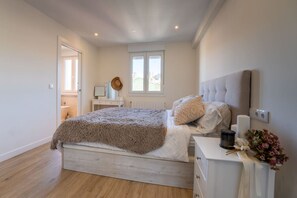 Skrivebord, strykejern/-brett, wi-fi og sengetøy