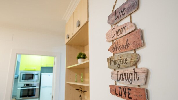 A wall with wooden signs spelling out motivational phrases. - Apto tranquilo y luminoso con cocina equipada (Santander)