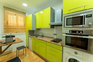 Kjøleskap, mikrobølgeovn, ovn og kokeplater