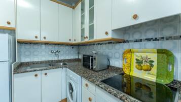 Réfrigérateur, micro-ondes, four, cafetiÚre/bouilloire