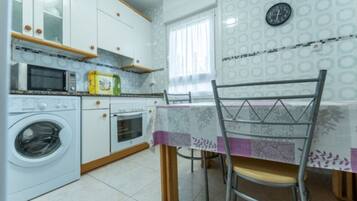 Réfrigérateur, micro-ondes, four, cafetiÚre/bouilloire