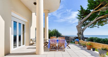 Facing the ocean, lovely spacious house for 6
