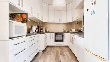 Réfrigérateur, micro-ondes, four, lave-vaisselle