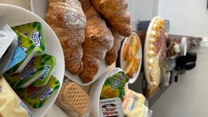 Variedad de productos de pastelería y envasados a la vista.