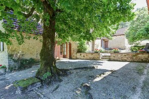 المنطقة المحيطة بالمنشأة