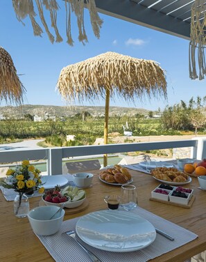 Outdoor dining - Céline, Elegant House with Pool (Kastraki)