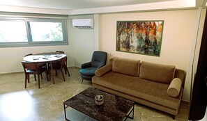 Apartamento conforto | Área de estar | TV, pebolim, mesa de pingue-pongue, livros