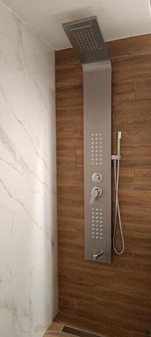 Standard Apartment | Bathroom | Shower, hair dryer, bathrobes, slippers - Pyrgiou Suites (Ampelokipoi-Menemeni)