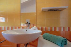 Shower, hair dryer, bidet, towels - SORRENTO LUXURY APARTMENT in Sorrento center (Sorrento)