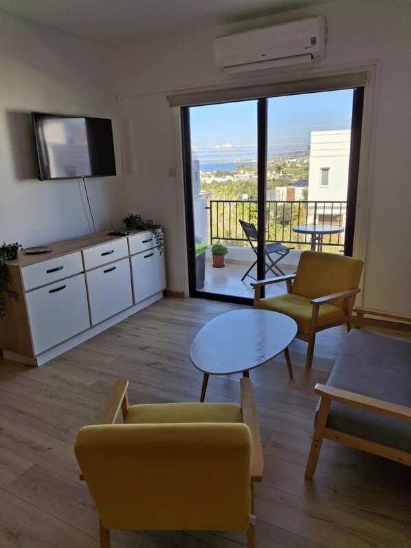 Smart TV - Apartment with sea wiew and balcony. Less than 10 minutes to the beach (Chlorakas)