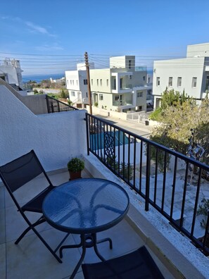 Outdoor dining - Apartment with sea wiew and balcony. Less than 10 minutes to the beach (Chlorakas)