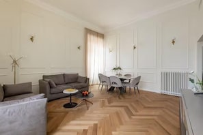 Superior Apartment | Living area - SJR Luxury Apartment Trevi Fountain (Rome)