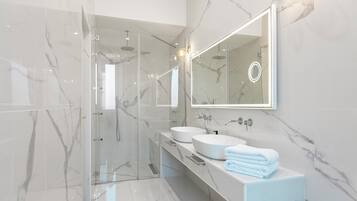 Appartamento Luxury, vista città, al piano executive | Bagno | Doccia, soffione a pioggia, set di cortesia gratuito, bidet