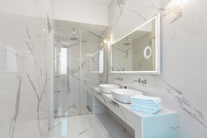 Appartement luxueux, vue sur la ville, secteur Affaires | Salle de bain | Douche, douche cascade, articles de toilette (gratuits), bidet