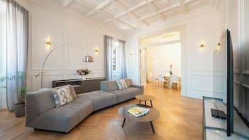 Appartement Luxe, vue ville, niveau Exécutif | Coin séjour | Télévision à écran plat