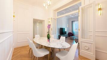 Appartamento Luxury, vista città, al piano executive | Pasti in camera