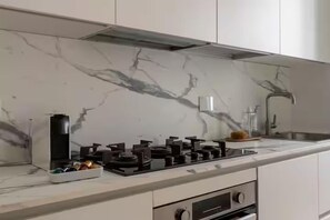 Apartamento superior | Cocina privada | Frigorífico, horno, placa de cocina y lavavajillas