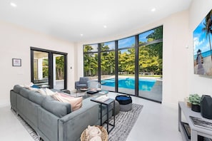 TV - Posh & Modern Villa with Pool (Miami)