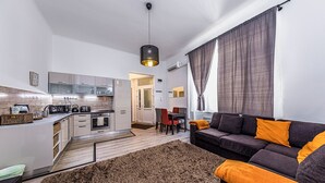 Un appartement moderne comprenant une cuisine, un coin repas et un salon.