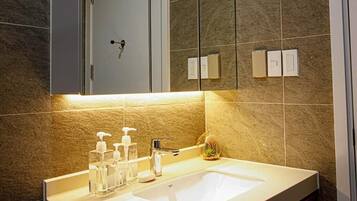 Een douche, een haardroger, handdoeken, zeep