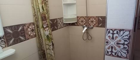 Douche, serviettes fournies, papier toilette