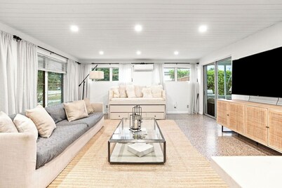 The Palmside Escape: Heated Pool, Putt, Relax