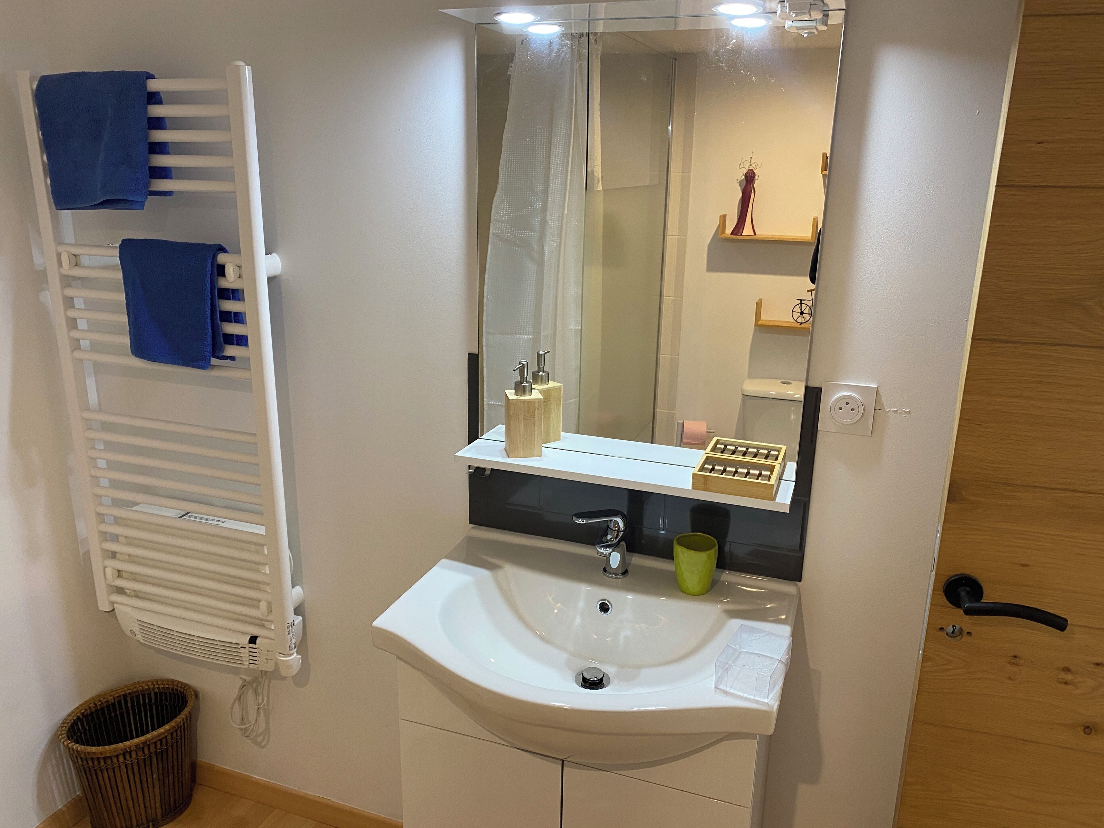 Een douche, handdoeken, zeep, toiletpapier