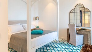 Een slaapkamer met een bed, een nachtkastje, een spiegel en een vloer met een patroon.