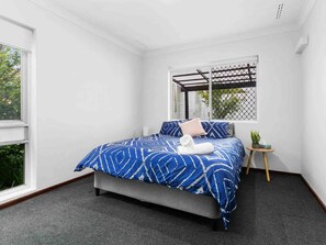 2 bedrooms, iron/ironing board, free WiFi, bed sheets - Serene Stay: 2BR, Sleeps 4, River & Beach Close (Bicton)