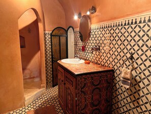 Shower, hair dryer, bidet, towels - Charming 9-bedroom riad with AC and WiFi in beautiful Essaouira (MAROC)