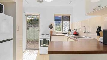 Jääkaappi, mikroaaltouuni, uuni, liesi