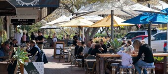 Getaway Villa: 2BR, Sleeps 4, 2 Car Bays, Near Beach