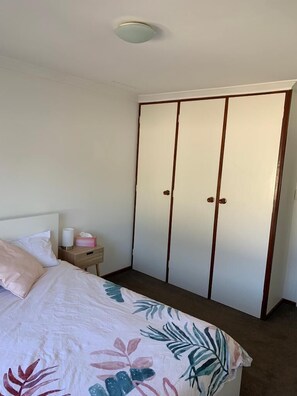 2 bedrooms, iron/ironing board, free WiFi, bed sheets