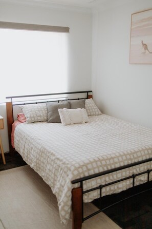 2 bedrooms, desk, iron/ironing board, free WiFi - Quiet Corner: 2BR, Sleeps 4, Near Perth & Fremantle (Bicton)