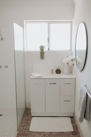 Hair dryer, towels, soap, shampoo - Quiet Corner: 2BR, Sleeps 4, Near Perth & Fremantle (Bicton)