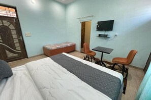 1 dormitori, planxa i posts de planxar i roba de llit 