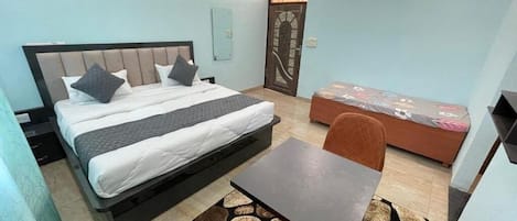 1 habitación, tabla de planchar con plancha y ropa de cama