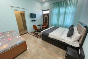 1 sovrum, strykjärn/strykbräda och sängkläder