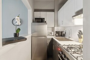 Fridge, microwave, oven, stovetop - Crest at Peachtree 507 spacious 1 Bd 1 Bth (Atlanta)