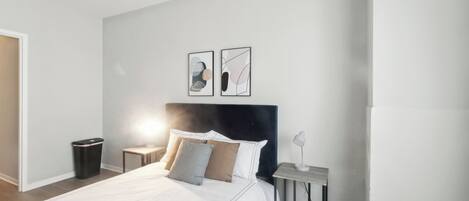 Työpöytä, silitysrauta/-lauta, vauvan matkasänky, Wi-Fi