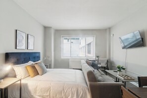 Desk, iron/ironing board, travel cot, WiFi - Crest at Peachtree 507 spacious 1 Bd 1 Bth (Atlanta)